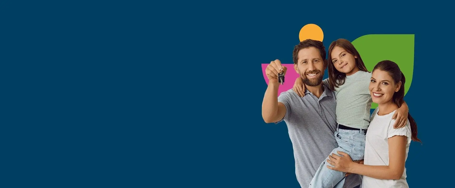 Família feliz com chave da casa nova em destaque — simulador seguro vida crédito habitação APRIL.